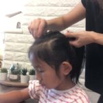 簡単子供ヘアアレンジ　編み込みと三つ編みのポニーテールアレンジ