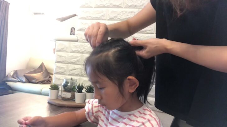 簡単子供ヘアアレンジ　編み込みと三つ編みのポニーテールアレンジ