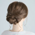 [ヘアアレンジ]上品なねじりヘアでシンプルに美しく l ピンで髪を留めるのが苦手な方におすすめの留め方